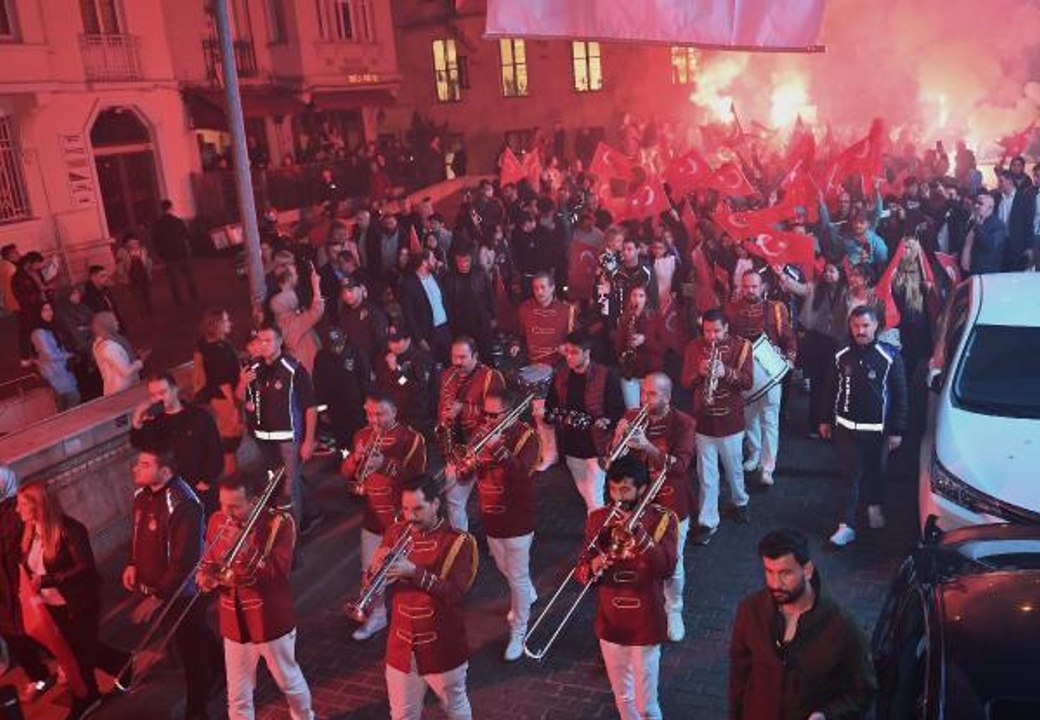 BEYOĞLU'NDA CUMHURİYETİN 99'UNCU YILINA ÖZEL FENER ALAYI YÜRÜYÜŞÜ VE KONSER