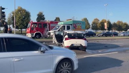 Pendik'te 2 otomobilin çarpıştığı kazada 3 kişi yaralandı