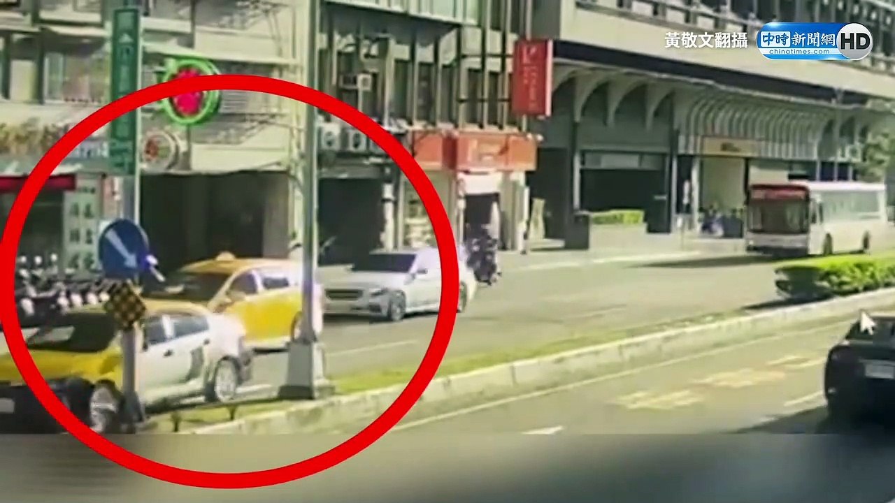 酒駕男撞車「逃」意堅決！攔小黃落跑失敗 拔腿狂奔畫面曝