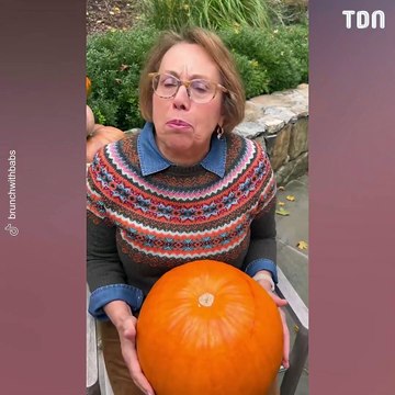 Sculpter une citrouille pour Halloween ? Cette grand-mère vous apprend tout !