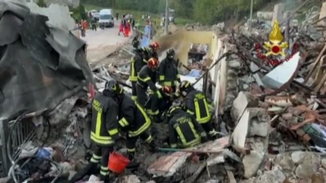 Esplosione a Lucca, crolla una palazzina: due morti
