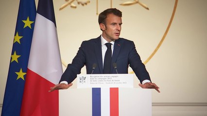 Tải video: Incendies: Emmanuel Macron annonce 150 millions d'euros supplémentaires pour les services de secours en 2023