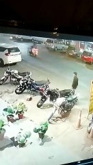 मास्टर-की से कैसे चंद सैकण्ड में उड़ा ले गया बाइक, देखें वीडियो