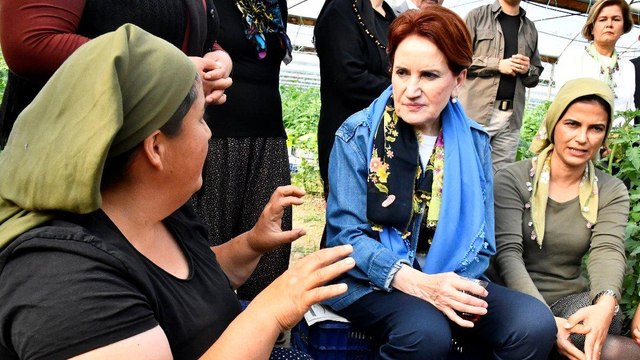 Akşener serada çalışan kadınlarla bir araya geldi