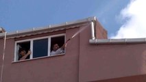 Ataşehir'de 4 katlı binanın çatısı alev alev yandı