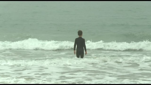 Fine ottobre ma in Francia si fa il bagno anche nell'Atlantico