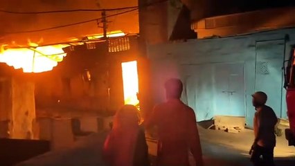 Burning factory : अस्पताल के सामने कारखाने में भीषण आग
