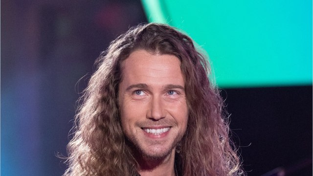 GALA VIDEO – Julien Doré papa : ce cliché adorable avec son fils qui fait fondre les internautes