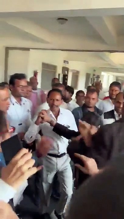 महिला वकीलों में जमकर मारपीट, एक—दूसरे के खींचे...