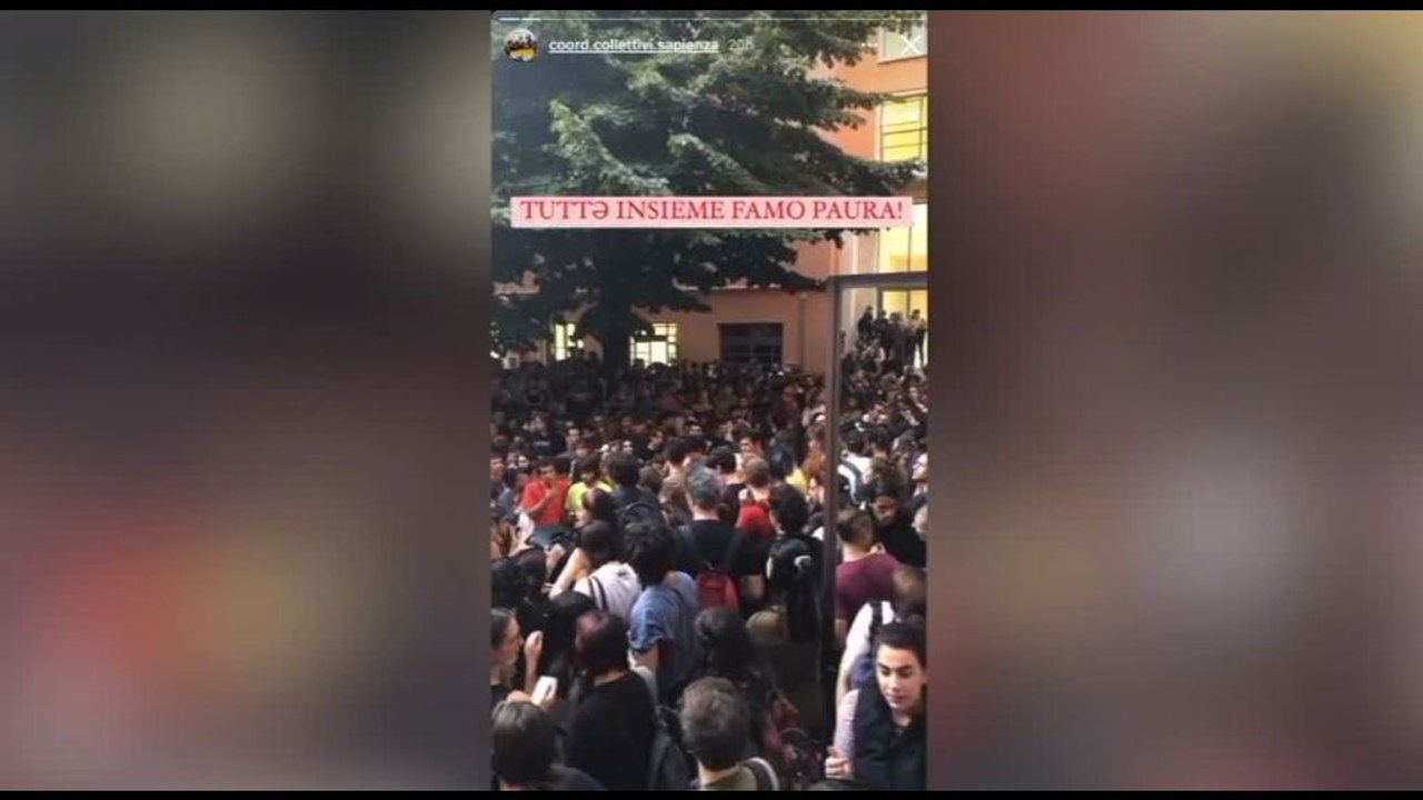Alla Sapienza centinaia di studenti occupano Scienze Politiche
