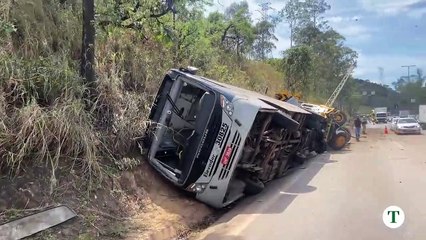 Caminhão atinge ônibus e deixa feridos no Anel Rodoviário, em BH