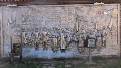 "Cumhuriyeti biz böyle kazandık" isimli kareyi ölümsüzleştiren tarihi fotoğraf makinesi Uşak Kent Müzesi'ne hediye edildi