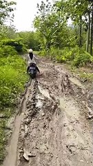 Cewek ini Nekat Lewat Jalan ini