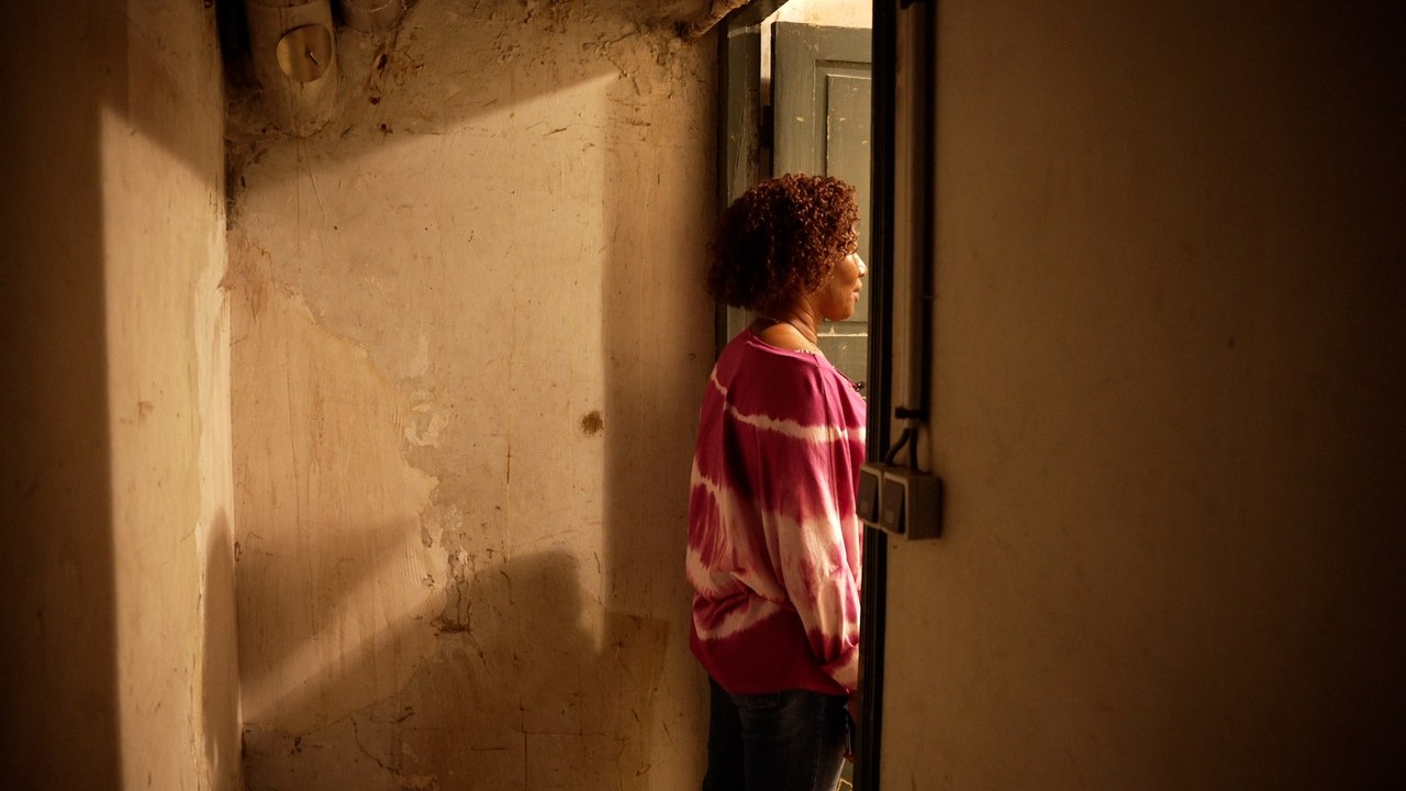 «J’avais trop honte pour inviter mes amis» : depuis 10 ans, Mathilda vit dans une cave insalubre de 9m2