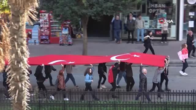 1919 metre dev Türk bayrağıyla Cumhuriyet Yürüyüşü