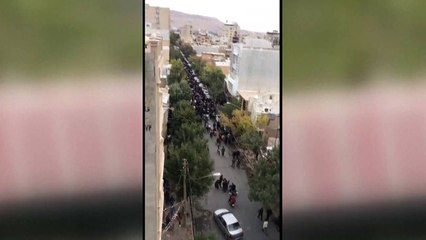 لقطات عبر مواقع التواصل لمتظاهرين في مدينة مهاباد الكردية إثر مقتل مشارك في الحركة الاحتجاجية