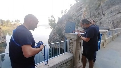 Dos técnicos del organismo de cuenca del Segura, este viernes, tomando datos del estado del agua en Camarillas.