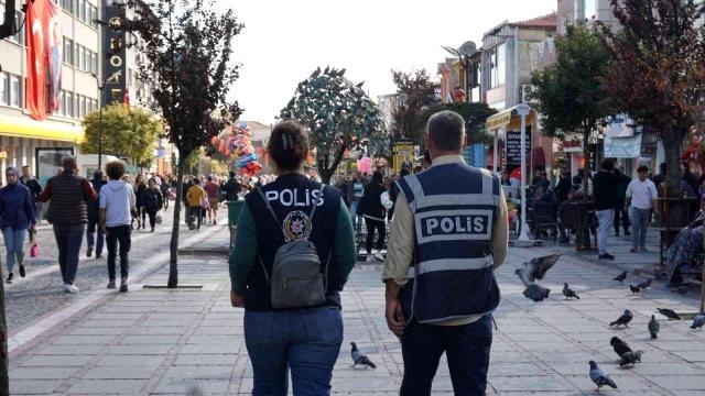 Polis ekiplerinden kalabalık noktalarda 'Huzur ve Güven' Uygulaması