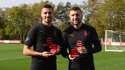 Rebić e Krunić premiati a Milanello per le 100 presenze