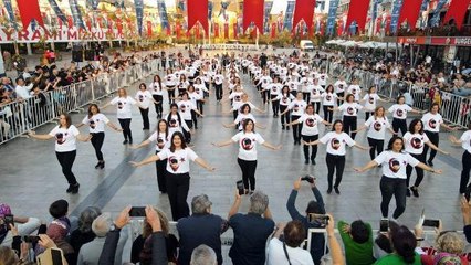 AYDIN'DA, CUMHURİYET'İN 99'UNCU YILI 99 KADIN İLE ZEYBEK OYNANARAK KUTLANDI