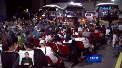 Download Video: Mga pasaherong pa-norte, dagsa sa mga terminal kahit may bagyo; ilang biyahe, fully booked | Saksi