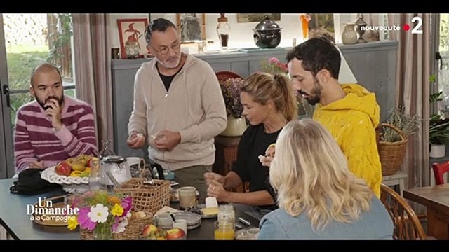 Barbara Schulz raconte son premier baiser avec Arié Elmaleh dans l'émission Un dimanche à la campagne