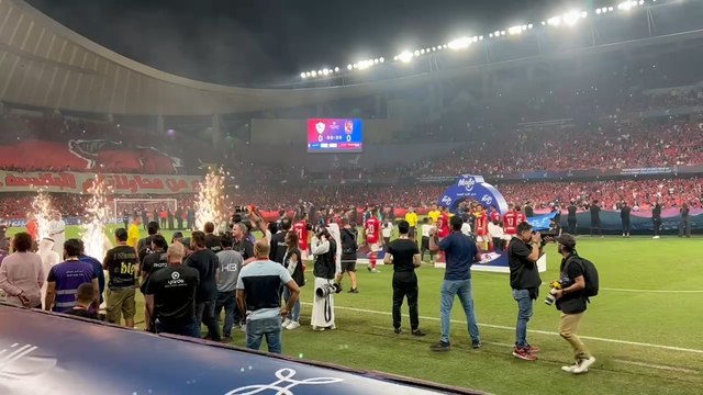 الأجواء الحماسية بين الجماهير تُشعل مدرجات هزاع بن زايد.. لافتة مثيرة لشيكابالا و تيفو أهلاوي خاص