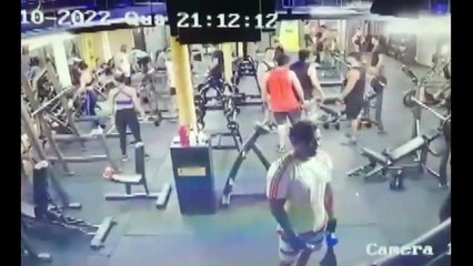 Jovem é agredido após se recusar a revezar aparelho em academia; vídeo