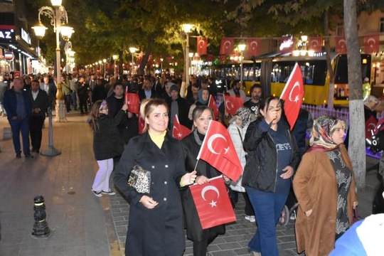 Cumhuriyet Bayramı dolayısıyla kortej yürüyüşü ve fener alayı düzenlendi