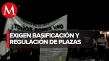 Integrantes del SNTE y CENDI protestan afuera de escuela naval