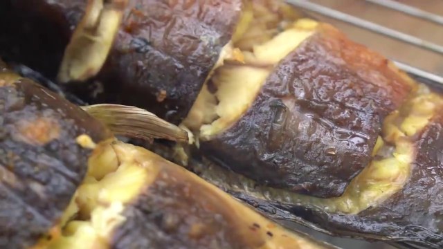 Alida made the taro-trunk dish, eat with the grilled catfish with banana leaves - rustic dish