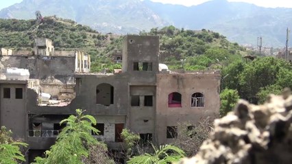 يلجأون للسواتر الترابية خوفا من قنص الحوثي.. معاناة أهالي حي الزهراء في تعز