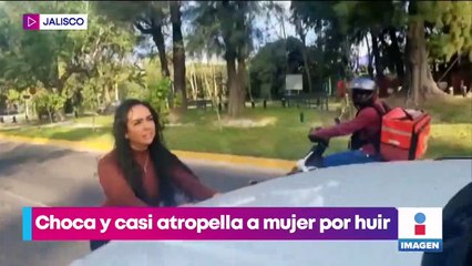 VIDEO: Conductor choca y casi atropella a una mujer por huir