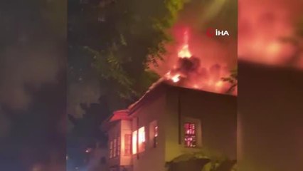 Konya'da tarihi bina alev alev yandı