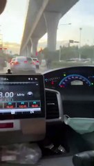 ล่าระทึก ตร.สืบ7 ยิงยางรถยนต์พ่อค้ายาเสพติด กลางสี่แยก แต่หลบหนีไปได้ (คลิป)