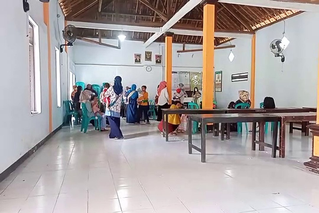 Imunisasi Balita di Balai Desa Kanigoro Kras Kediri