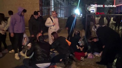 Esenyurt'ta ilginç kaza: otomobilin çarptığı site kapısı kaldırımdakileri yaraladı