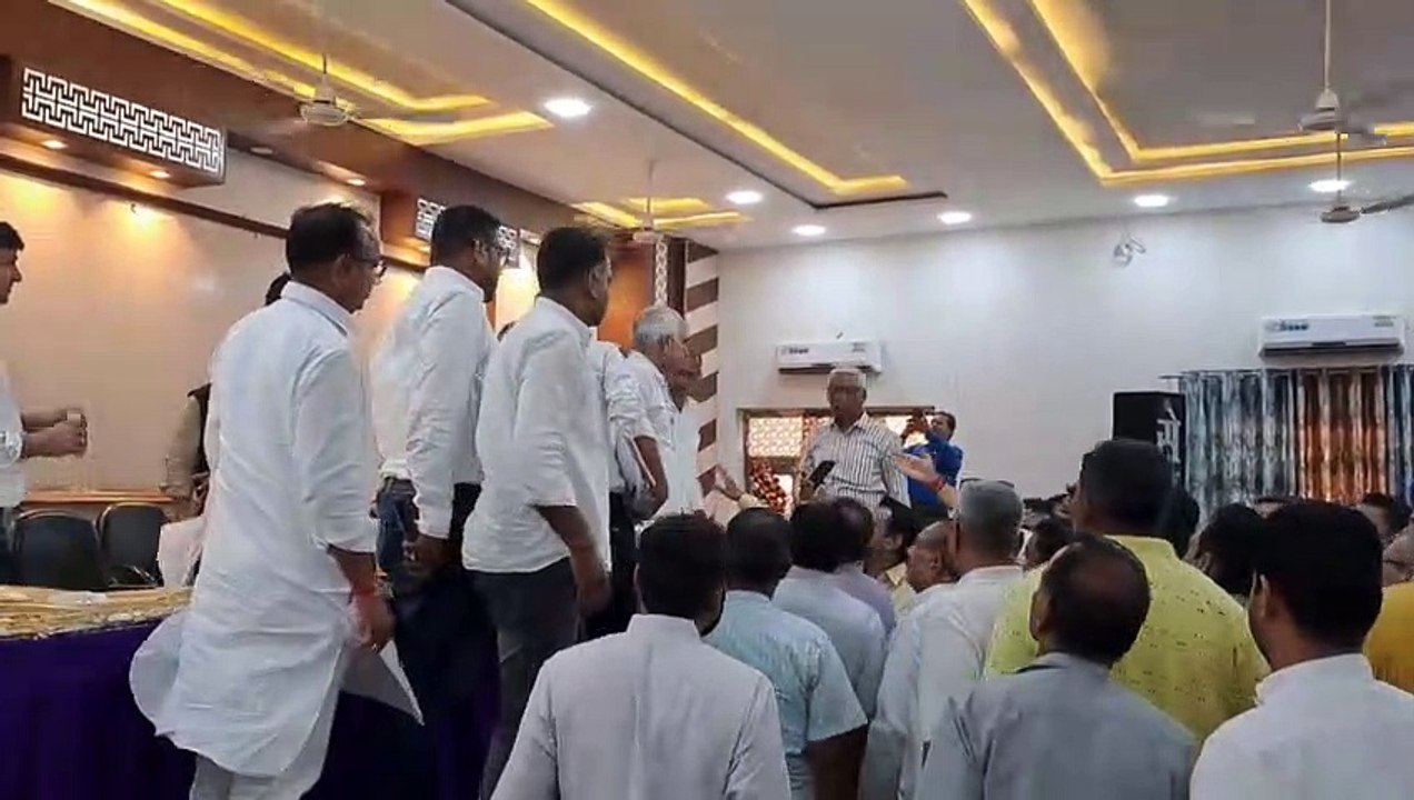 अध्यक्ष,उपाध्यक्ष,सचिव व कोषाध्यक्ष पद के लिए एक-एक के लिए चल रही जोड़तोड़