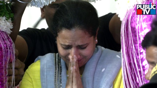 ಅಪ್ಪು ಸಮಾಧಿಗೆ ಭೇಟಿ ಕೊಟ್ಟ ವೇಳೆ ಕಣ್ಣೀರಿಟ್ಟ ಅಶ್ವಿನಿ | Puneeth Rajkumar Punya Smarane | Public TV