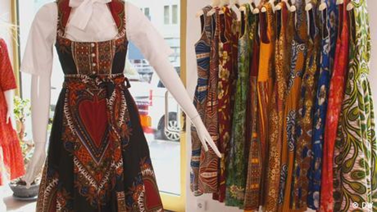 Traditionelle Dirndl aus afrikanischen Stoffen