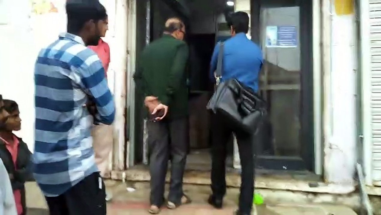 बदमाशों ने एटीएम को गैस कटर से काटा, अंदर जले न...