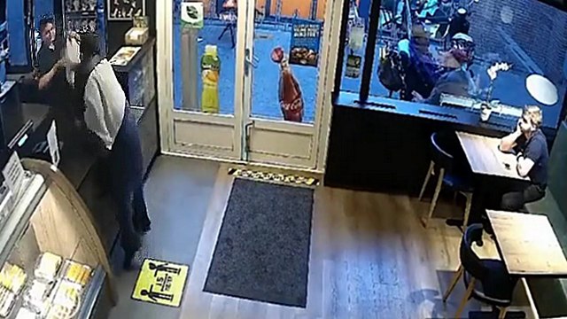 Un braqueur finit au sol après avoir reçu des coups de panier à frites