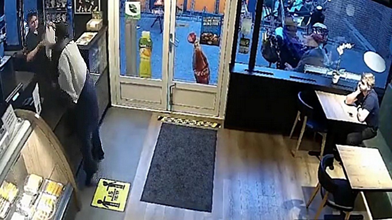 Un braqueur finit au sol après avoir reçu des coups de panier à frites