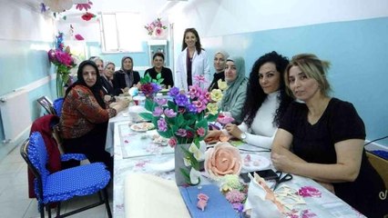 Çiçekçilik kursu onlara terapi gibi geliyor