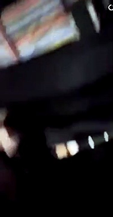 مقطع يوثق لحظة إنقاذ مواطن لطفلة من الغرق في بح...