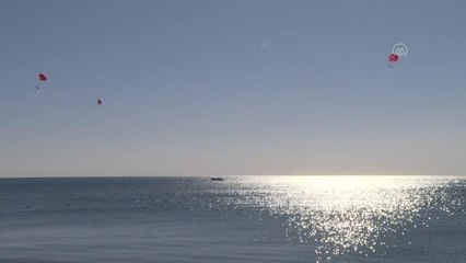 Deniz paraşütçüleri Cumhuriyet Bayramı'nı gökyüzünde kutladı