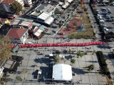 Pendik'te sokaklarda taşınan 99 metrelik dev Türk bayrağı böyle görüntülendi