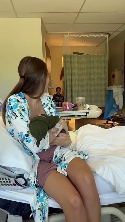 Grand frère rencontre petit frère pour la première fois - Buzz Buddy