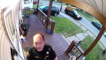 L'adjoint du shérif agissant étrangement sur le porche pris par une caméra de sécurité - Buzz Buddy