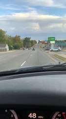 Conduire une voiture avec un énorme ventilateur sur le toit - Buzz Buddy